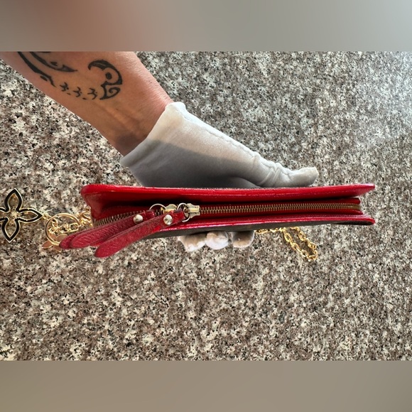 LOUIS VUITTON
Monogram Insolite Wallet converted Crossbody - Picture 5 of 17